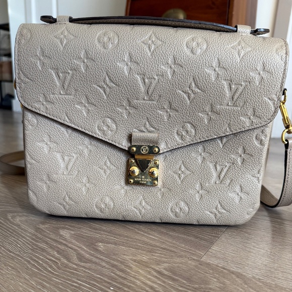 Louis Vuitton Pochette Métis in Turtle Dove - Picture 1 of 13